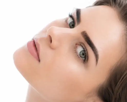 Procedură de microblading sprâncene realizată fir cu fir de specialistul Artistic Beauty Salon